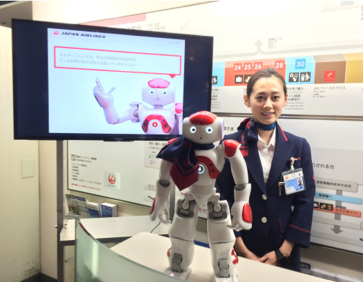 Au comptoir de l'aéroport de Tokyon Haneda, Nao attend les passagers -PHOTO JAL