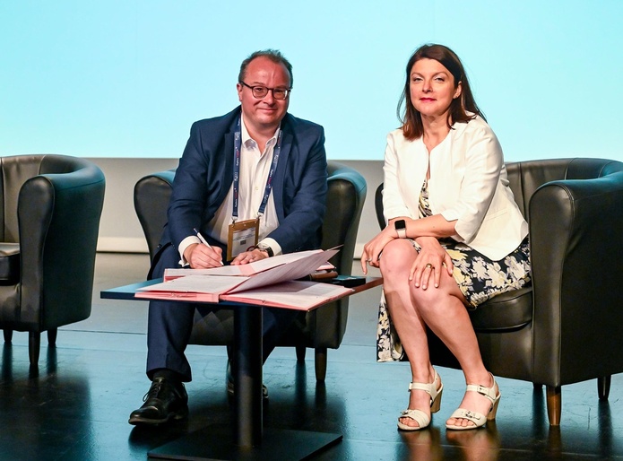 Alexandre Bonnécuelle, associé Montefiore Investment, et Rose-Marie Abel, Directrice générale d'Atout France par intérim, ont signé une convention de partenariat liant Montefiore et Atout France - Photo : Atout France, C. Helsly Alexandre Bonnécuelle, associé Montefiore Investment, et Rose-Marie Abel, Directrice générale d'Atout France par intérim, ont signé une convention de partenariat liant Montefiore et Atout France - Photo : Atout France, C. Helsly