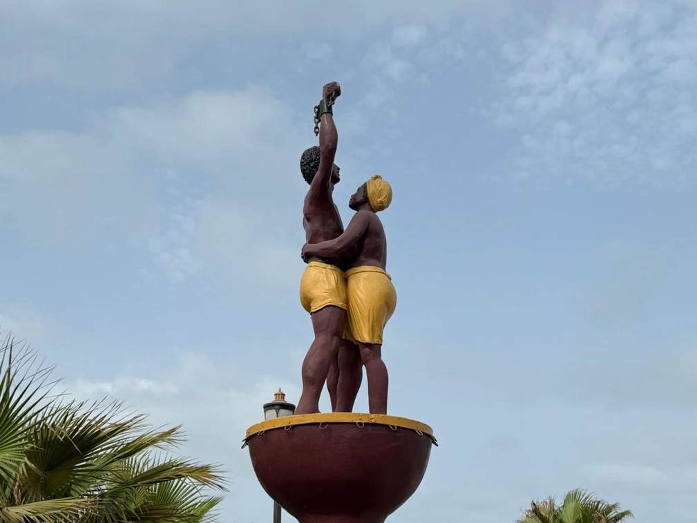 La statue de la libération de l'esclavage sur l'île de Gorée - @MF La statue de la libération de l'esclavage sur l'île de Gorée - @MF
