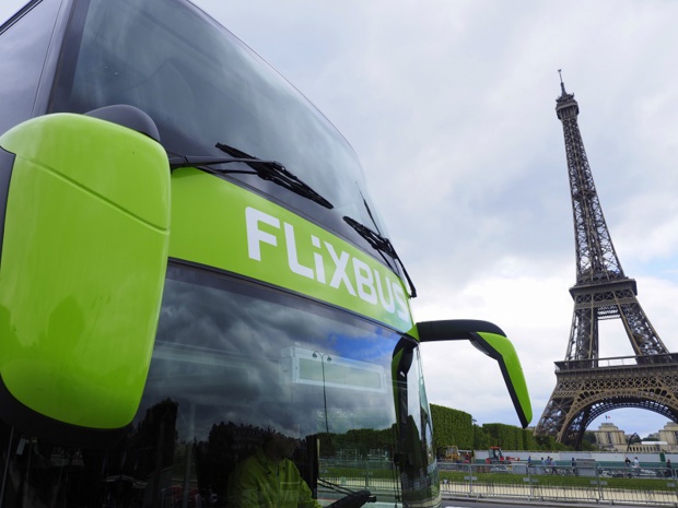 Un autocar Flixbus à Paris devant la Tour Eiffel - Photo Flixbus Un autocar Flixbus à Paris devant la Tour Eiffel - Photo Flixbus