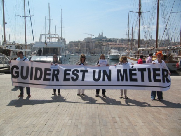 Depuis plusieurs mois, les guides-conférenciers français se mobilisent contre le projet de déréglementation de leur profession, comme ici, à Marseille sur le Vieux-Port - Photo : P.C.