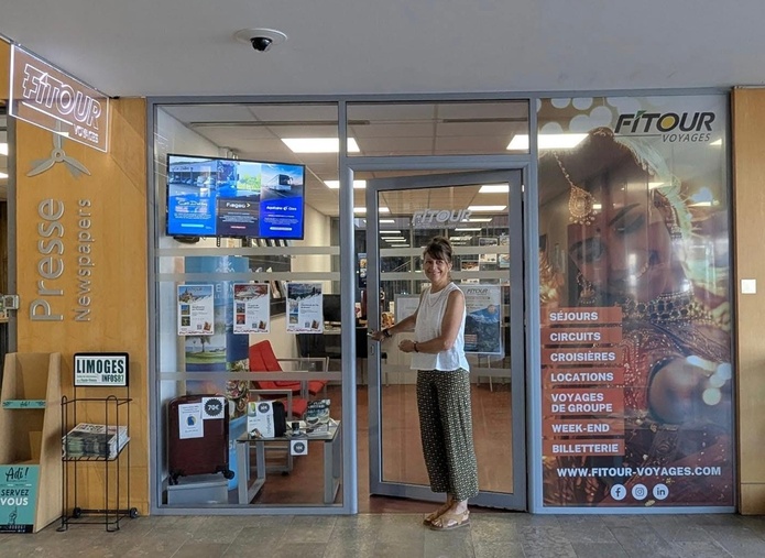 A Limoges, Fitour Voyages a installé son agence de voyages dans l'aéroport. Les clients peuvent y échanger avec Joëlle Guinot, la responsable de l'agence - Photo : Fitour Voyages