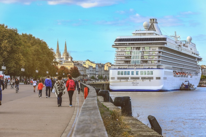 Croisières Bordeaux : les paquebots profitent toujours des quais du centre-ville de Bordeaux @www-depositphotos-com - wjrek