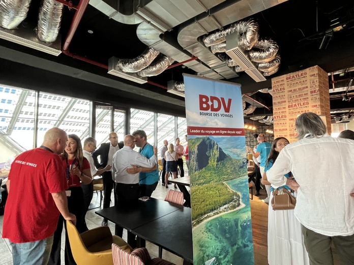 Une soirée animée autour d'un excellent buffet, avec une vue imprenable sur Paris (© PB) Une soirée animée autour d'un excellent buffet, avec une vue imprenable sur Paris (© PB)