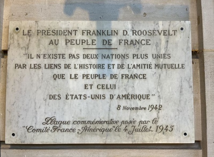 Sur la façade de l'Hôtel Le Marois, une plaque célèbre l'amitié franco-américaine ( © PB) Sur la façade de l'Hôtel Le Marois, une plaque célèbre l'amitié franco-américaine ( © PB)