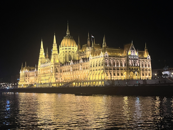 Le parlement de Budapest illumine le Danube @LG