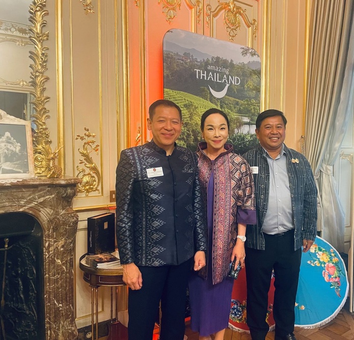 De gauche à droite : S.E Sarun Charoensuwan Ambassadeur de la Thaïlande à Paris et son épouse, Suriya Sitthichai, directeur de l’Office National du Tourisme de Thaïlande à Paris. Photo : C.Hardin De gauche à droite : S.E Sarun Charoensuwan Ambassadeur de la Thaïlande à Paris et son épouse, Suriya Sitthichai, directeur de l’Office National du Tourisme de Thaïlande à Paris. Photo : C.Hardin