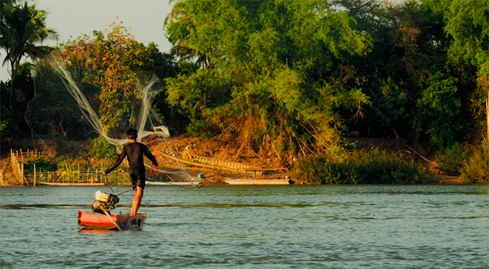 Pêcheur au coucher du soleil sur le Mékong © Easia Travel Pêcheur au coucher du soleil sur le Mékong © Easia Travel