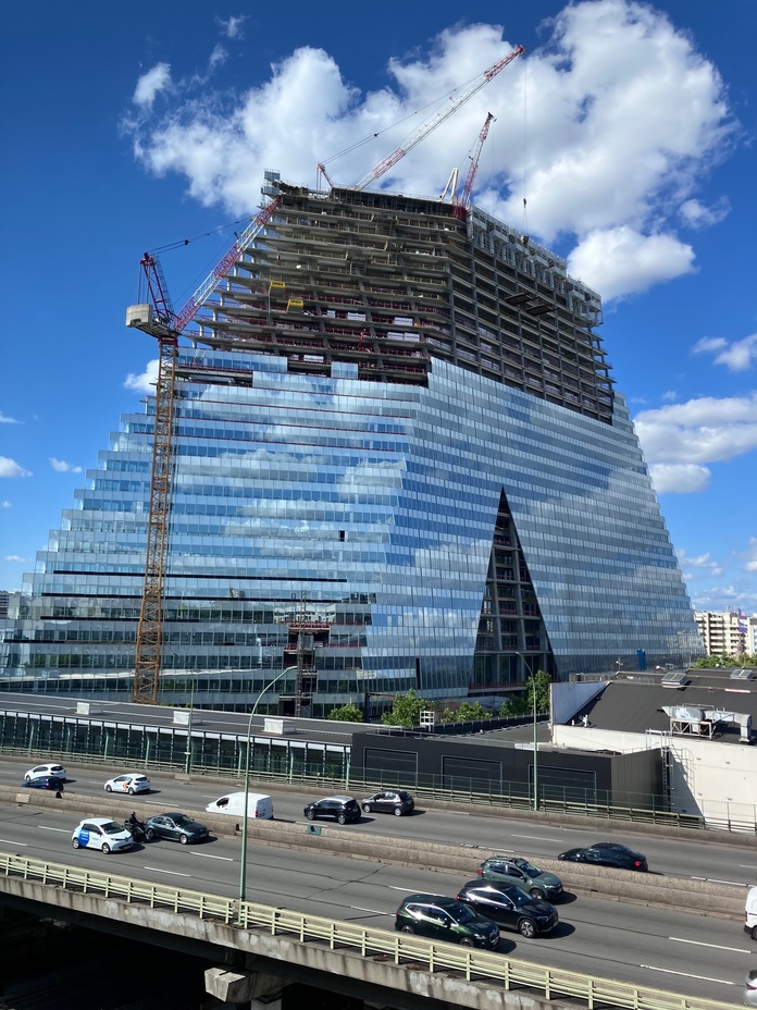 Certaines chambres dévoilent une vue inédite sur la future Tour Triangle - Photo : @T.Beaurepère
