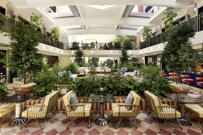 Le patio, partiellement couvert, joue le rôle de piazza intérieure  - Photo : W Hotels