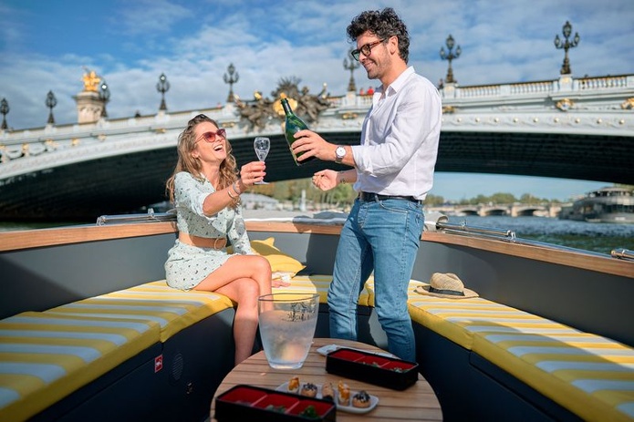 Une flûte de champagne, l'idéal pour une croisière en amoureux (© Riviera Seine)
