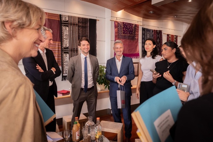 Nathalie Delattre, la Ministre déléguée en charge du Tourisme s'est rendue dans une agence de voyages Asia et a rappelé que les "travel planners", très en vogue, n’offrent aucune garantie en cas d’aléa - photo Ministère du tourisme