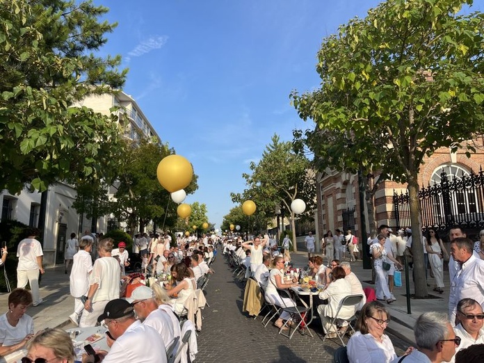 Pour la "soirée blanche" du 14 juillet, des tables avaient été installées à touche-touche sur toute l'Avenue de Champagne (©PB)