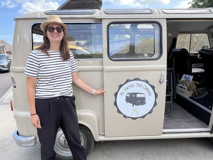 Maëva Garza, co-fondatrice de My Vintage Tour Company, devant l'estafette Renault de 1973 (© PB)