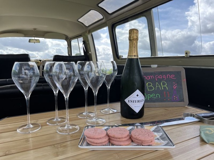 A la fin de la virée dans les vignes, l'arrière de l'estafette devient bar (© PB) A la fin de la virée dans les vignes, l'arrière de l'estafette devient bar (© PB)