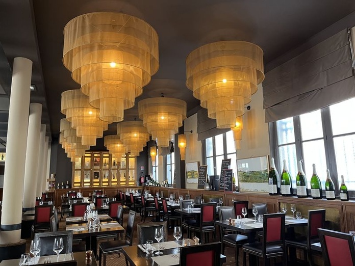 Les anciens locaux de la Banque de France à Epernay ont été convertis en restaurant. Son nom ? La Banque, évidemment ! (© PB)
