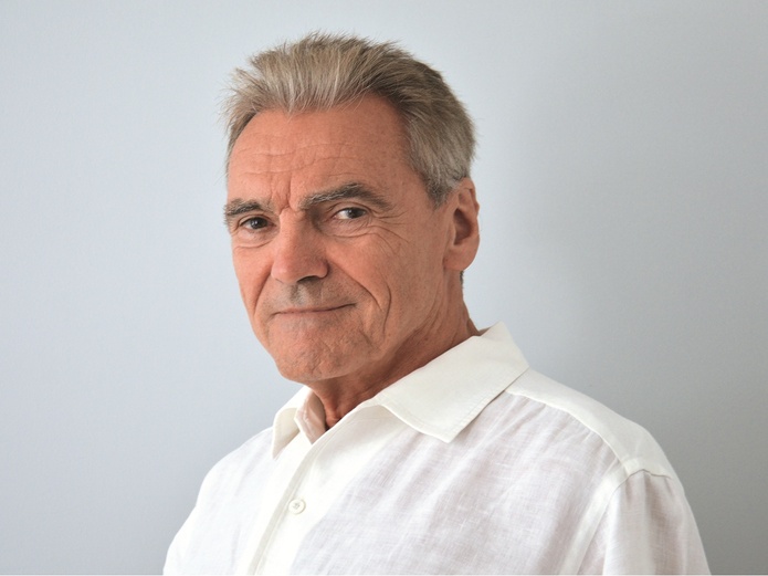 A 77 ans, Jean-Maurice Ravon dirige toujours l'agence de voyages marseillaise TMR, créée en 1989 et spécialisée dans les croisières aériennes autour du monde - Photo : TMR A 77 ans, Jean-Maurice Ravon dirige toujours l'agence de voyages marseillaise TMR, créée en 1989 et spécialisée dans les croisières aériennes autour du monde - Photo : TMR