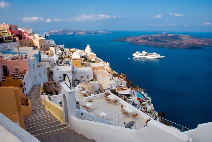 La taxe vise à financer les infrastructures locales, particulièrement mises à rude épreuve dans les Cyclades, comme à Santorin @www.deposit-photos.com La taxe vise à financer les infrastructures locales, particulièrement mises à rude épreuve dans les Cyclades, comme à Santorin @www.deposit-photos.com