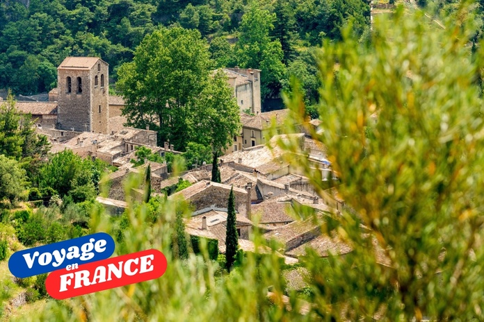 Saint-Guilhem-le-Désert, très joli village niché entre falaises et rivière - Photo : DepositPhotos.com, lmdesert