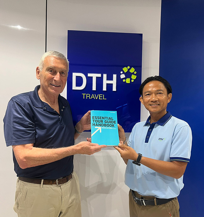 L'auteur du livre, Thomas Maurer en compagnie d'un guide de la compagnie © DTH Travel