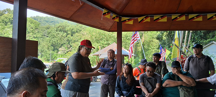 Tour Guide Training © DTH Travel Tour Guide Training © DTH Travel