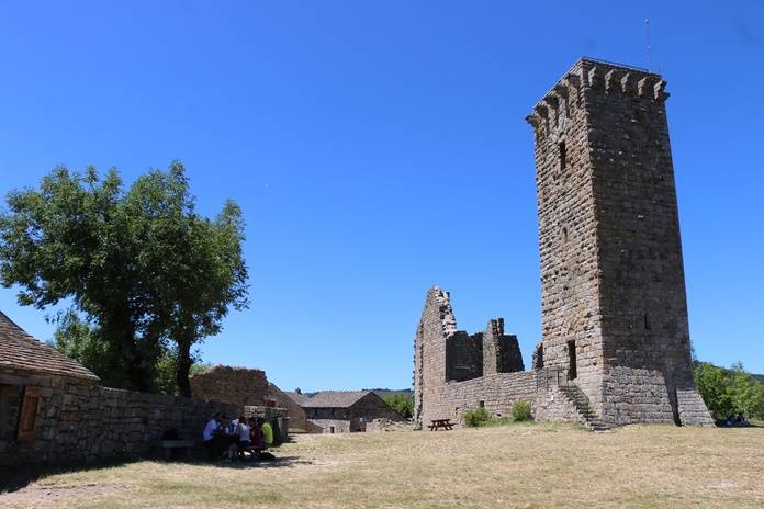 Le village lozérien de La Garde-Guérin joua un rôle protecteur dès le 12e s. Sa tour de garde et ses ruelles empierrées rappellent ce rôle médiéval - Photo : J.-F.R. Le village lozérien de La Garde-Guérin joua un rôle protecteur dès le 12e s. Sa tour de garde et ses ruelles empierrées rappellent ce rôle médiéval - Photo : J.-F.R.