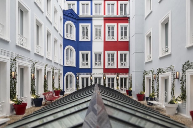 Façade intérieure tricolore-Hotel 34B (photo: Guillaume Grasset)