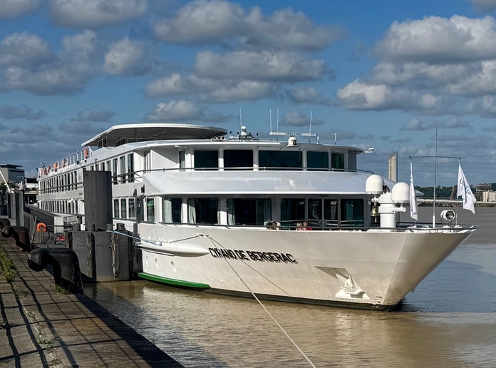 Le MS Cyrano de Bergerac, est un élégant navire de croisière fluviale avec une capacité d'accueil de 174 passagers et un équipage d'environ 34 personnes, /crédit JDL