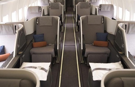 Une cabine de la compagnie tout affaires Eos (configurée en 48 sièges) Une cabine de la compagnie tout affaires Eos (configurée en 48 sièges)