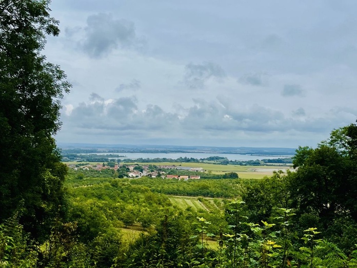 Au pied des Côtes de Meuse, le Lac de Madine apporte plus qu'une touche rafraîchissante (© PB)