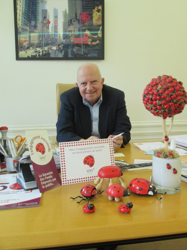 Raoul Nabet dans son bureau, devant quelques spécimens d'une collection de coccinelles qui sont l’emblème de l'APST - Photo : M.S.