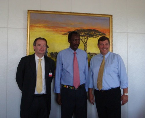 Titus Naikuni entouré par les directeurs de KLM