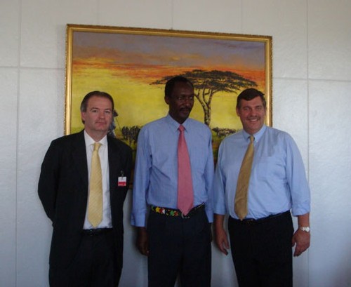 Titus Naikuni entouré par les directeurs de KLM Titus Naikuni entouré par les directeurs de KLM