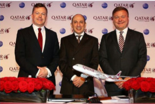 M. Akbar Al Baker, PDG du groupe Qatar Airways accompagné de Jonathan Harding, SVP NSW Europe chez Qatar Airways (à gauche) et Frédéric Gosson Directeur Général Allemagne de Qatar Airways (à droite) à la conférence de presse d’ouverture de L’ITB à Berlin le 9 mars 2016