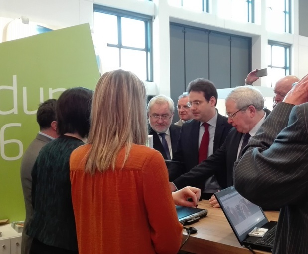 Matthias Fekl,  accompagné d'une délégation de professionnels français, menés par Jean-François Martins, maire-adjoint en charge du tourisme à Paris, ainsi que Jean-Paul Huchon, l'ancien président du conseil régional d'Île-de-France - Photo LAC