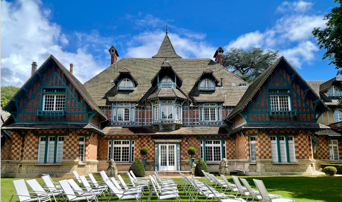 Ancienne demeure de famille de style anglo-normand, le Manoir se prête à des réceptions élégantes dans un cadre historique - Photo : Domaine du Paris Country Club