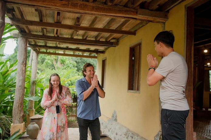 Benoît Delaby, Chef de Production au Laos, arrive à la Pak Ou house © Easia Travel Benoît Delaby, Chef de Production au Laos, arrive à la Pak Ou house © Easia Travel