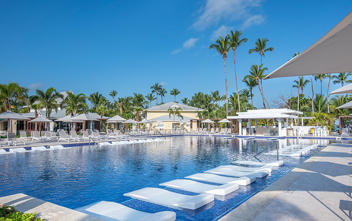 La vaste piscine principale du Bahia Principe Grand El Portillo s’étend juste en face de la terrasse du Sports Bar © Bahia Principe Hotels & Resorts
