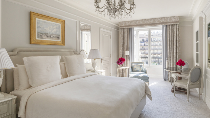 Avec cette rénovation, le Four Seasons Hotel George V Paris ne propose pas de simples hébergements, mais de véritables espaces de vie, baignés de lumière - Photo : Four Seasons Hotel George V Paris