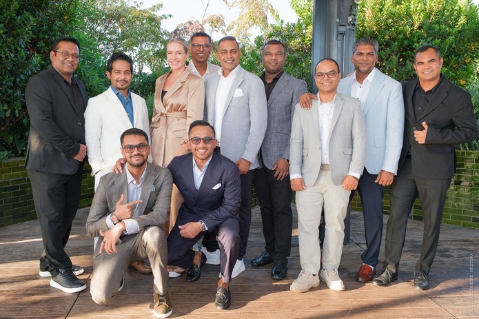 Autour de Deepak Booneady, le PDG, l'équipe de Sun Siyam venue présenter le rebranding du groupe à Paris (©Alexandre Nestora/Sun Siyam) Autour de Deepak Booneady, le PDG, l'équipe de Sun Siyam venue présenter le rebranding du groupe à Paris (©Alexandre Nestora/Sun Siyam)