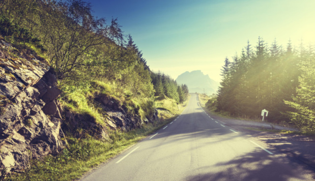 Route de montagne – Les îles Lofoten, Norvège – © Iakov Kalinin – Fotolia.com