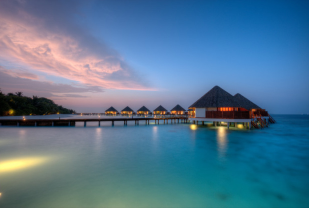 Villas sur l’eau dans le lagon – Les îles Maldives au coucher du soleil – © Jag_cz – Fotolia.com