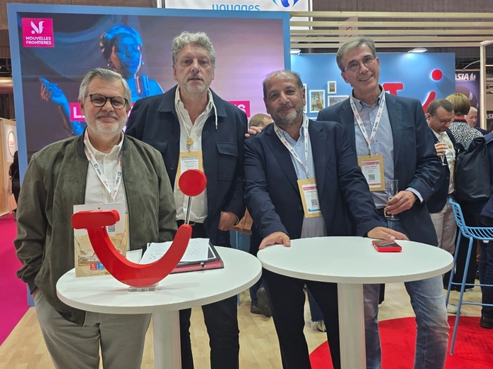 TUI Store : Dominique Bonnet, Christophe Fuss, Philippe Taieb et Denys Lambert sur le stand TUI pour annoncer le rachat par Jancarthier du groupe Palomino - Photo CE