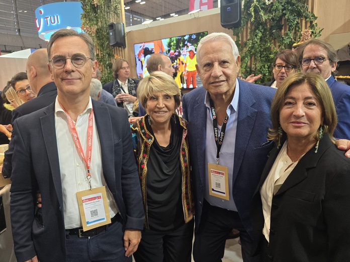 Stéphane Roussel, le nouveau directeur général du CEDIV, Adriana Minchella, présidente du CEDVI, Mumtaz Teker (APST) et Valérie Boned (EDV) sur le stand du réseau à l'IFTM - Photo CE Stéphane Roussel, le nouveau directeur général du CEDIV, Adriana Minchella, présidente du CEDVI, Mumtaz Teker (APST) et Valérie Boned (EDV) sur le stand du réseau à l'IFTM - Photo CE