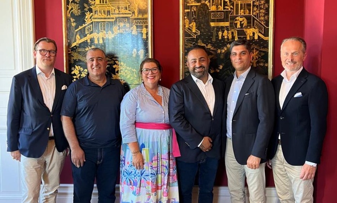 De gauche à droite : Bardo-Maria Feuring (propriétaire de Feuring Hotel Consulting), Dana Qadir (propriétaire de Schloss Reinhartshausen), Stefanie Rummel (IHG), Hevar Berzenji (propriétaire de Hotel Schloss Reinhartshausen Operating Company), Miguel Martins (IHG) et Mario Maxeiner (IHG) - Photo : IHG