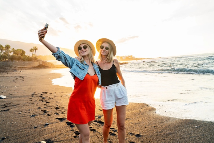 Les influenceurs font la promotion d’un tourisme plus local et décarboné @depositphotos/neonshot