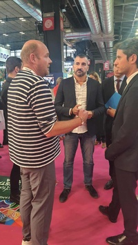Jean-Charles Franchomme (CDMV) à gauche et Gabriel Attal à droite sur le salon IFTM - Photo CDMV