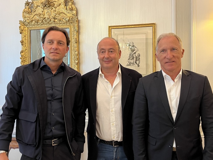 Laurent Abitbol (au centre de la photo), président du directoire de Selectour, entouré (à sa droite) de Natale Scaglia, président de la coopérative Selectour et ( à sa gauche) de Jean-Noël Lefeuvre, directeur général de Selectour - Photo : PB