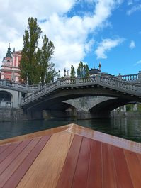 A bord d'une barque sur la rivière Ljubljanica, Slovénie © Breathe in Travel A bord d'une barque sur la rivière Ljubljanica, Slovénie © Breathe in Travel