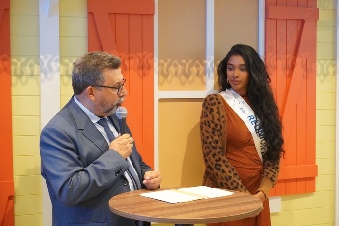 Patrick Lebreton, Président du Comité Réunionnais du Tourisme avec Priya Padavatan Miss Réunion 2025 sur le salon IFTM. Photo : C.Hardin